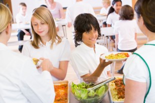 A Milano i bambini mangiano meglio, l’indice di gradimento cresce e gli scarti diminuiscono. Stop alle merendine con il progetto “Frutta a metà mattina”