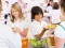 A Milano i bambini mangiano meglio, l’indice di gradimento cresce e gli scarti diminuiscono. Stop alle merendine con il progetto “Frutta a metà mattina” 