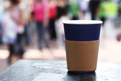 Bicchieri da caffè usa e getta: il Parlamento britannico propone