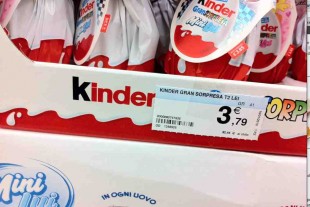 Kinder Ferrero venduto a 94 euro al kg batte in volata tutti i listini delle uova di Pasqua. Un prezzo ingiustificato per un uovo che non è tutto di cioccolato