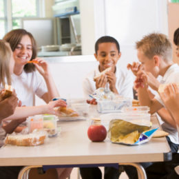 Milano dice no alle merendine nelle scuole e cerca sponsor. A settembre solo frutta durante l’intervallo delle 10:30