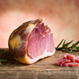 Prosciutto di Parma: Altroconsumo contesta la pubblicità  che vanta “la scarsa presenza di sale”. La norma europea lo vieta. Ricorso all’Antitrust