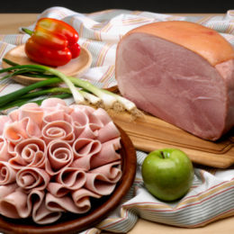Il prezzo del prosciutto cotto oscilla da 9 a 40 €/kg. La differenza c’è e si trova in etichetta, attenzione agli ingredienti