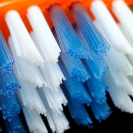 Spazzolini da denti cinesi: la qualità è disastrosa. I risultati di un test sulle setole arrotondate. Nessuna tutela per i consumatori