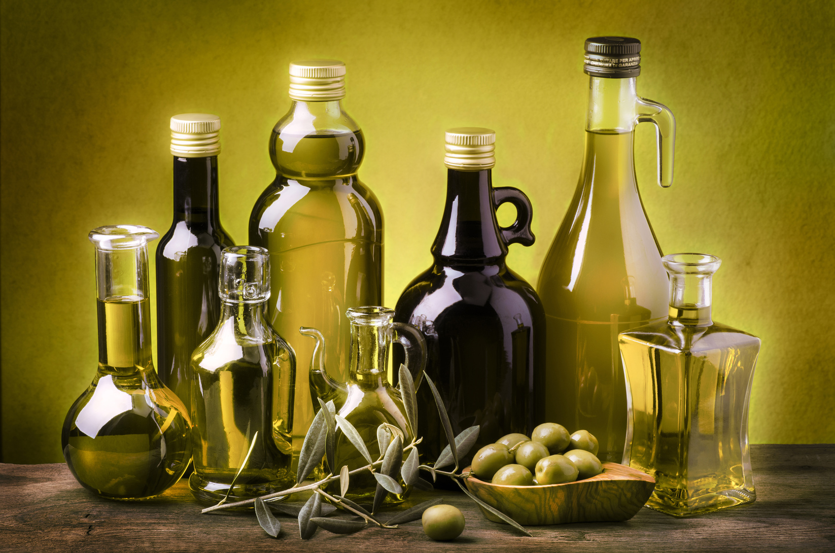 insieme di bottiglie con olio extra vergine di oliva