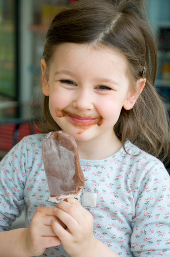 bambina gelato cioccolato 