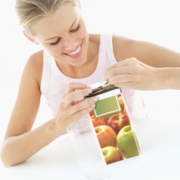 donna succo di frutta cartone