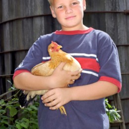 bambino con gallina