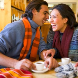 coppia che ride con caffè