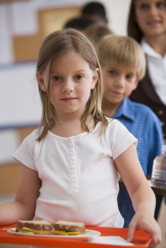 bambina mensa scolastica