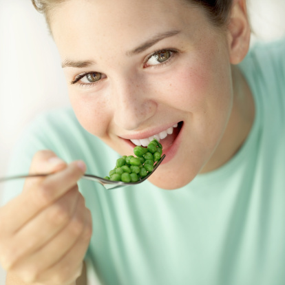 donna mangiare piselli 