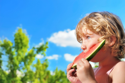 bambino frutta natura