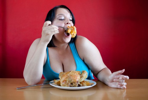 donna sovrappeso obesità mangiare dieta 121270928