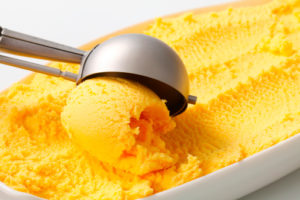 gelato giallo 168820646
