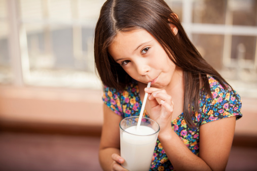 bambina latte 184801424