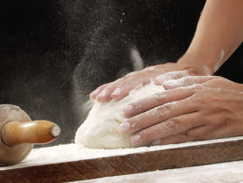 Pane e sale impastare panettiere fornaio farina 134432656