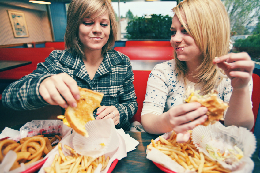 junk food ragazze patate fritte cibo spazzatura