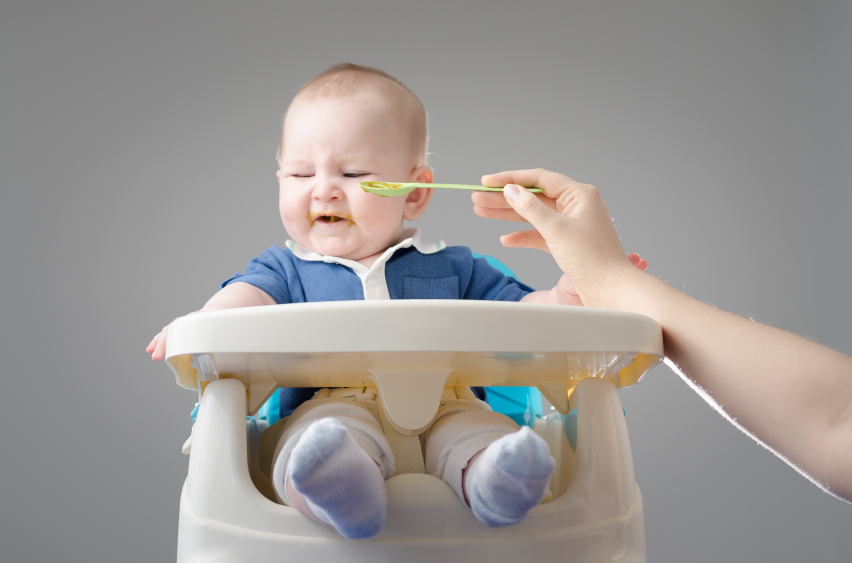 Baby refuses to eat bambino seggiolone svezzamento