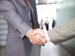 handshake multinazionali stretta di mano