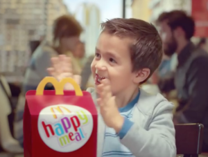 pubblicita mcdonalds happy meal 2015 bambino fast food