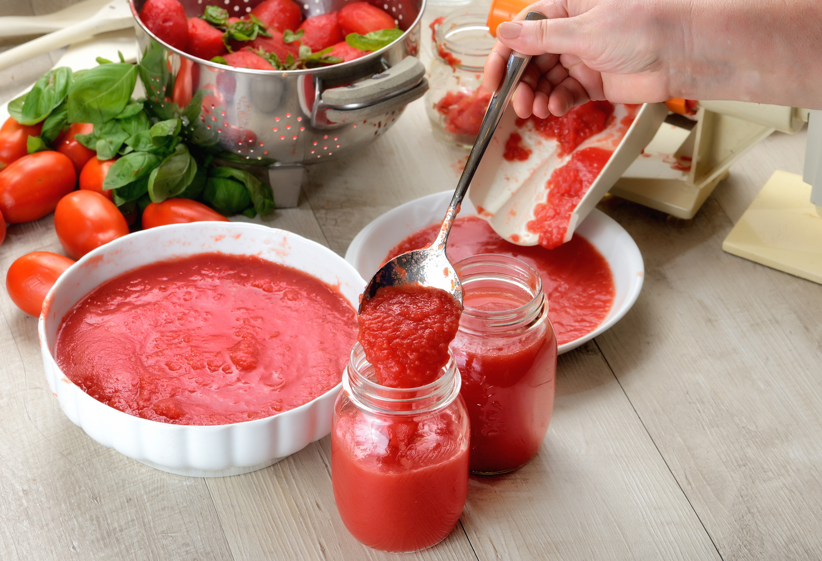 Preparazione conserve salsa di pomodori fatta in casa