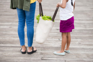 In tanti preferiscono le shopper riutilizzabili ai sacchetti monouso perché sono più convenienti e resistenti