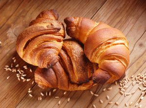 brioches sul tavolo di legno