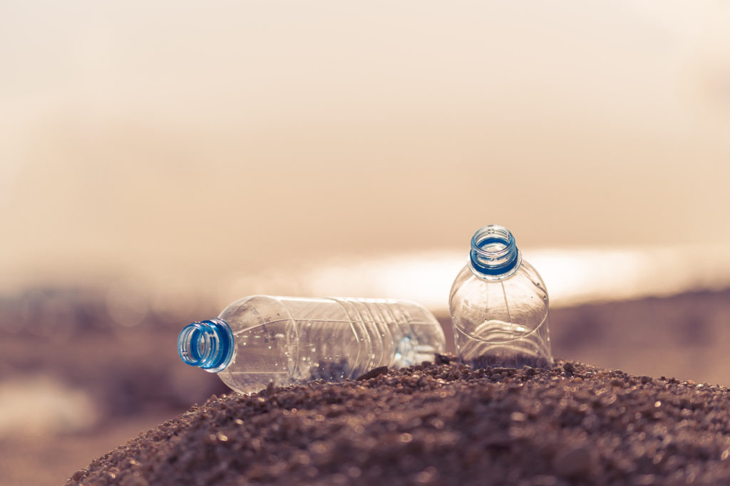 bottiglie di plastica PET spiaggia