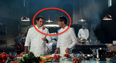 Tino Oldani e Roger Federer in una cucina per lo spot Barilla 